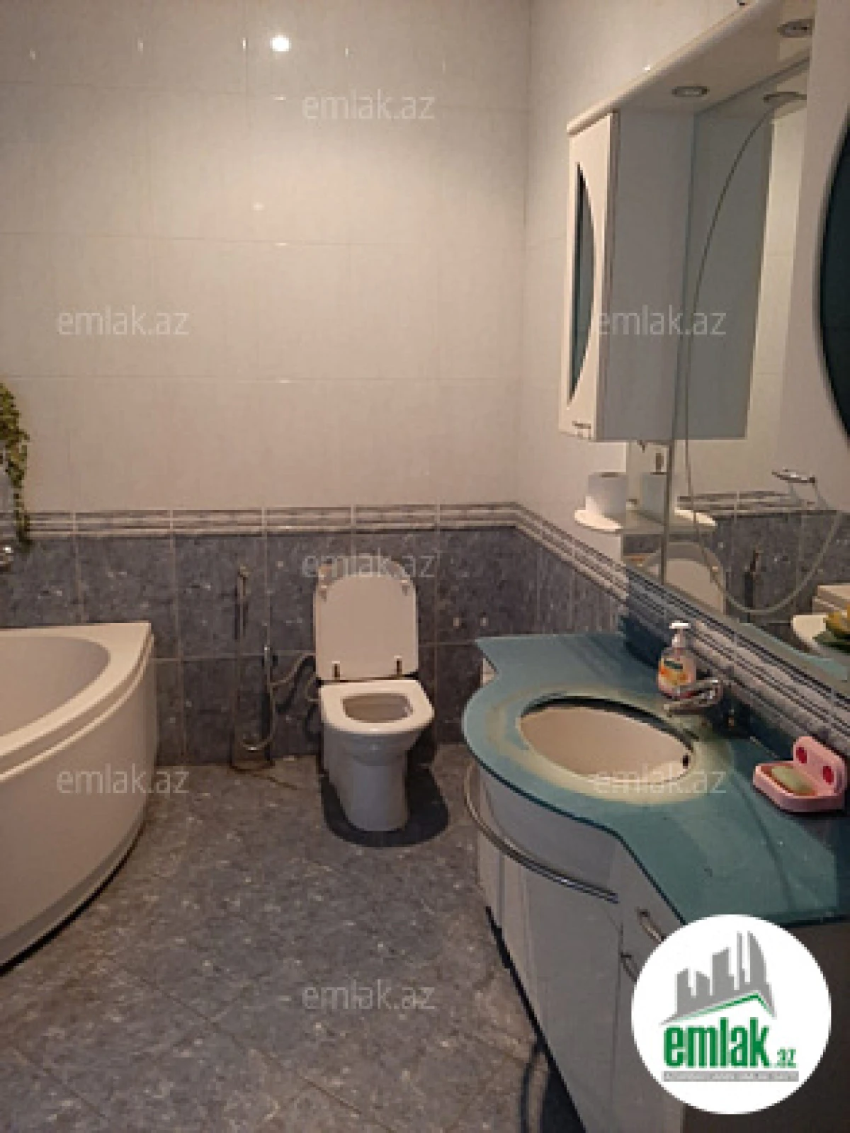 Satılır 8 otaqlı həyət evi 670 m²