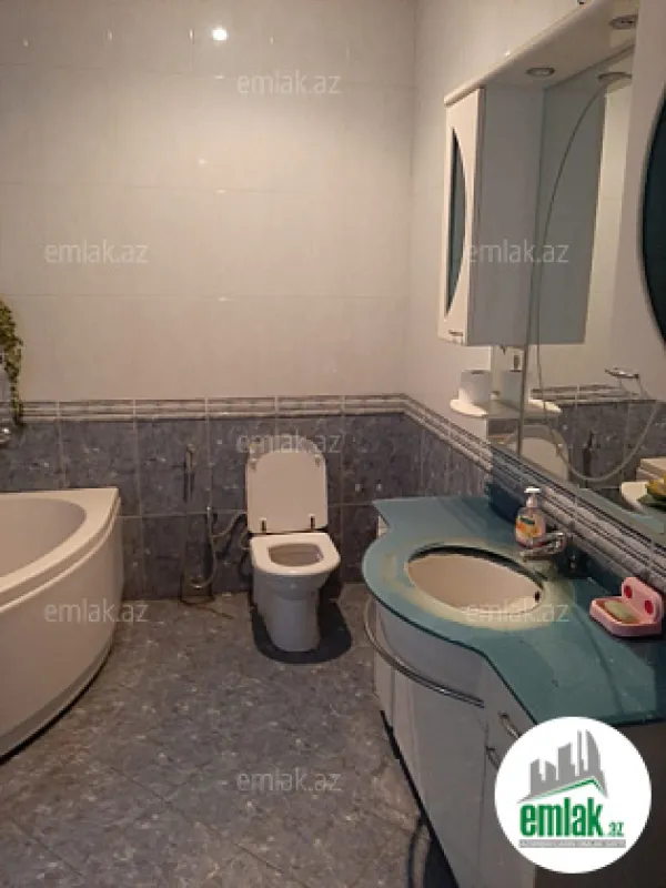 Satılır 8 otaqlı həyət evi 670 m²