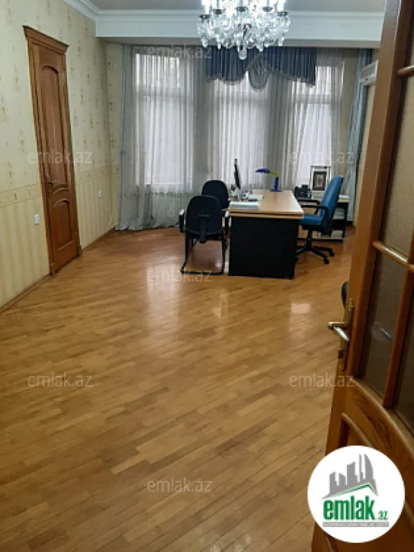 Satılır 8 otaqlı həyət evi 670 m²