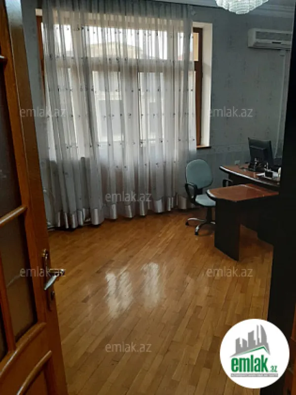 Satılır 8 otaqlı həyət evi 670 m²