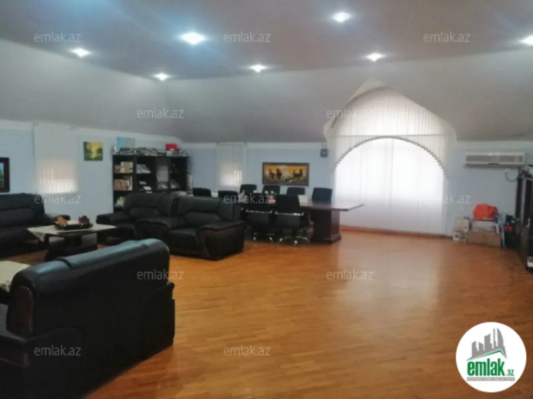 Satılır 8 otaqlı həyət evi 670 m²