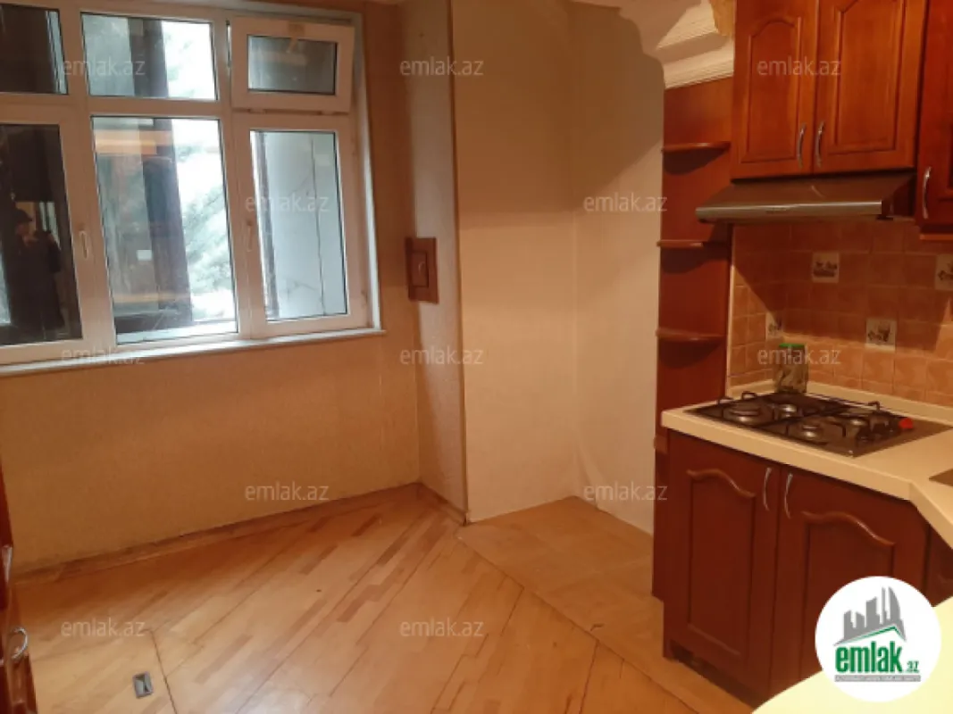 Satılır 4 otaqlı köhnə tikili 100 m²