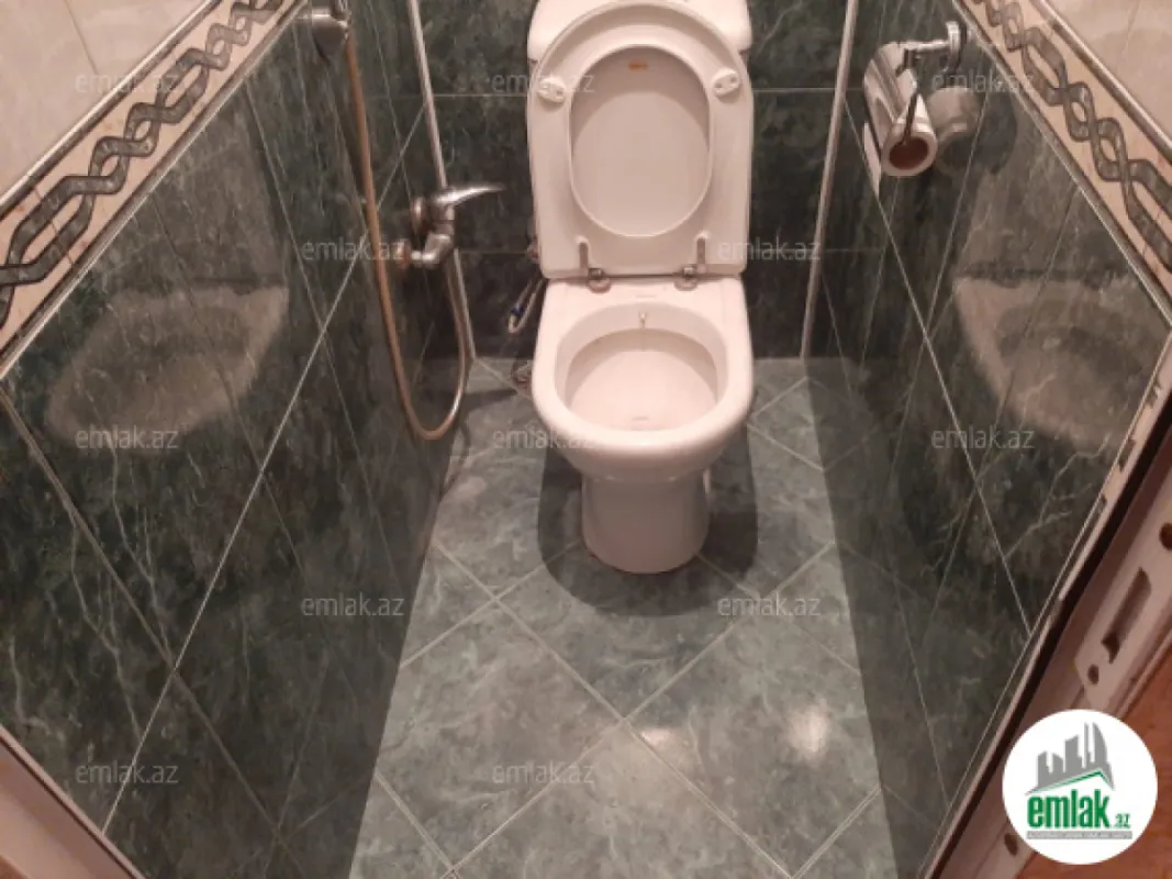 Satılır 4 otaqlı köhnə tikili 100 m²