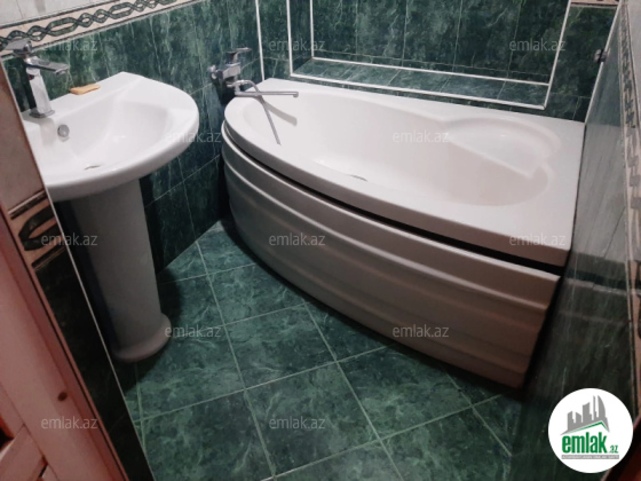 Satılır 4 otaqlı köhnə tikili 100 m²