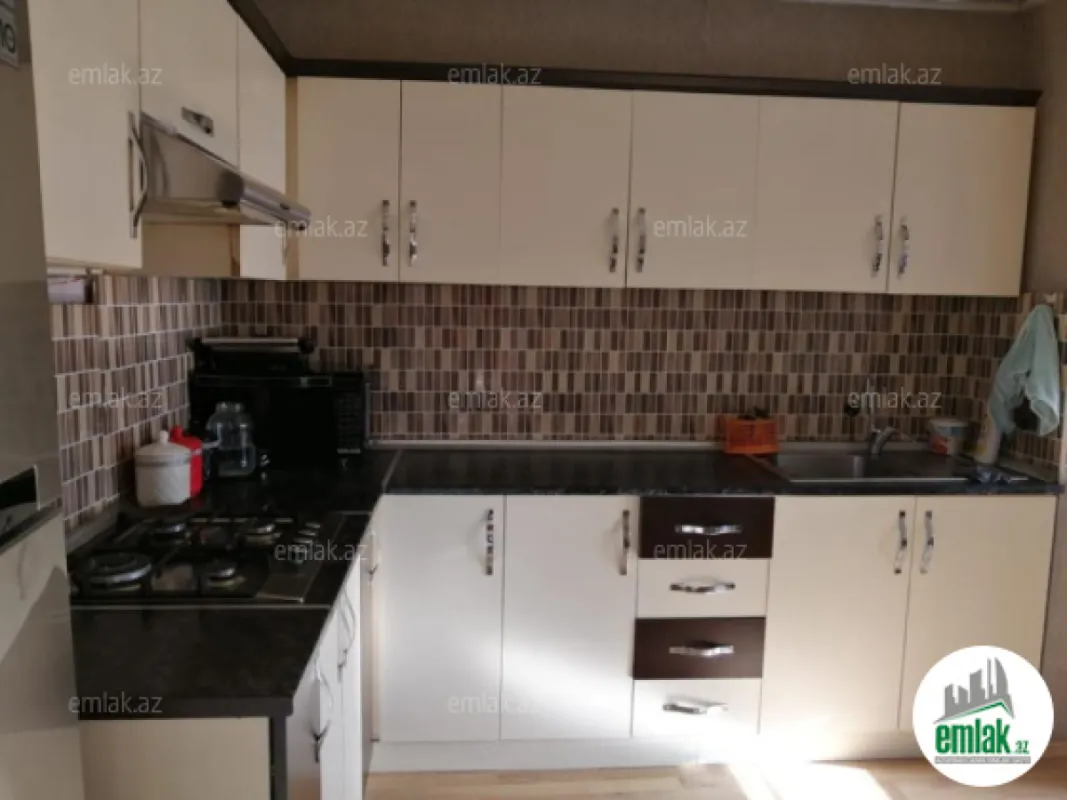 Satılır 4 otaqlı köhnə tikili 120 m²