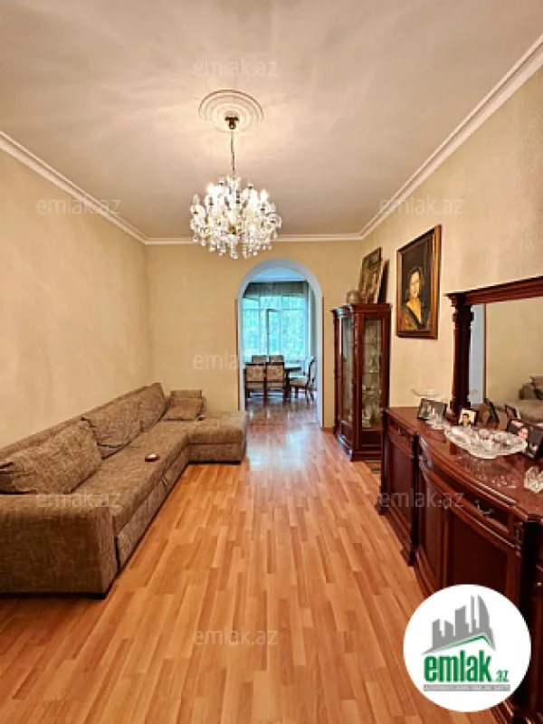 Satılır 4 otaqlı köhnə tikili 105 m²