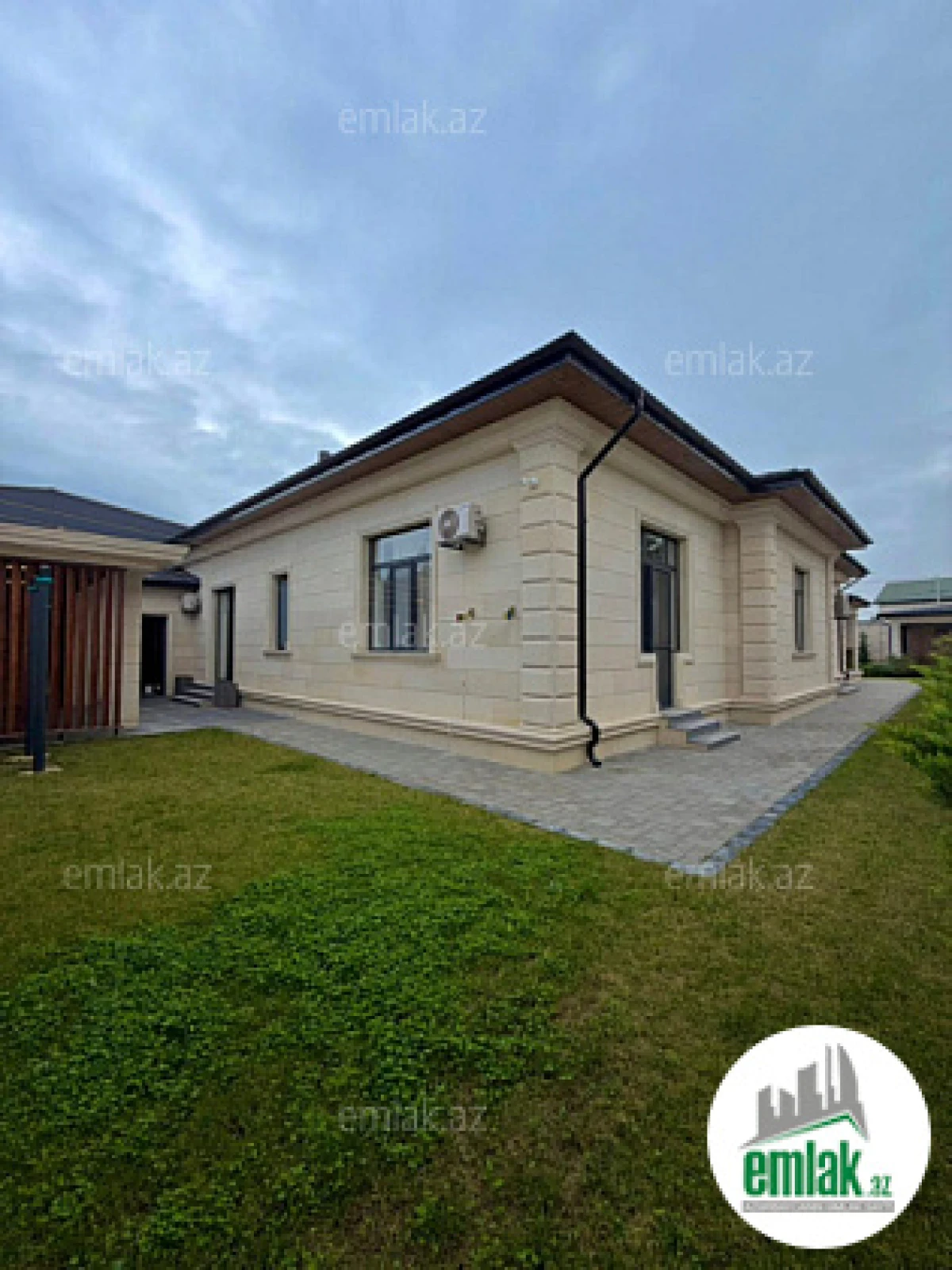 Satılır 5 otaqlı mənzil 300 m²