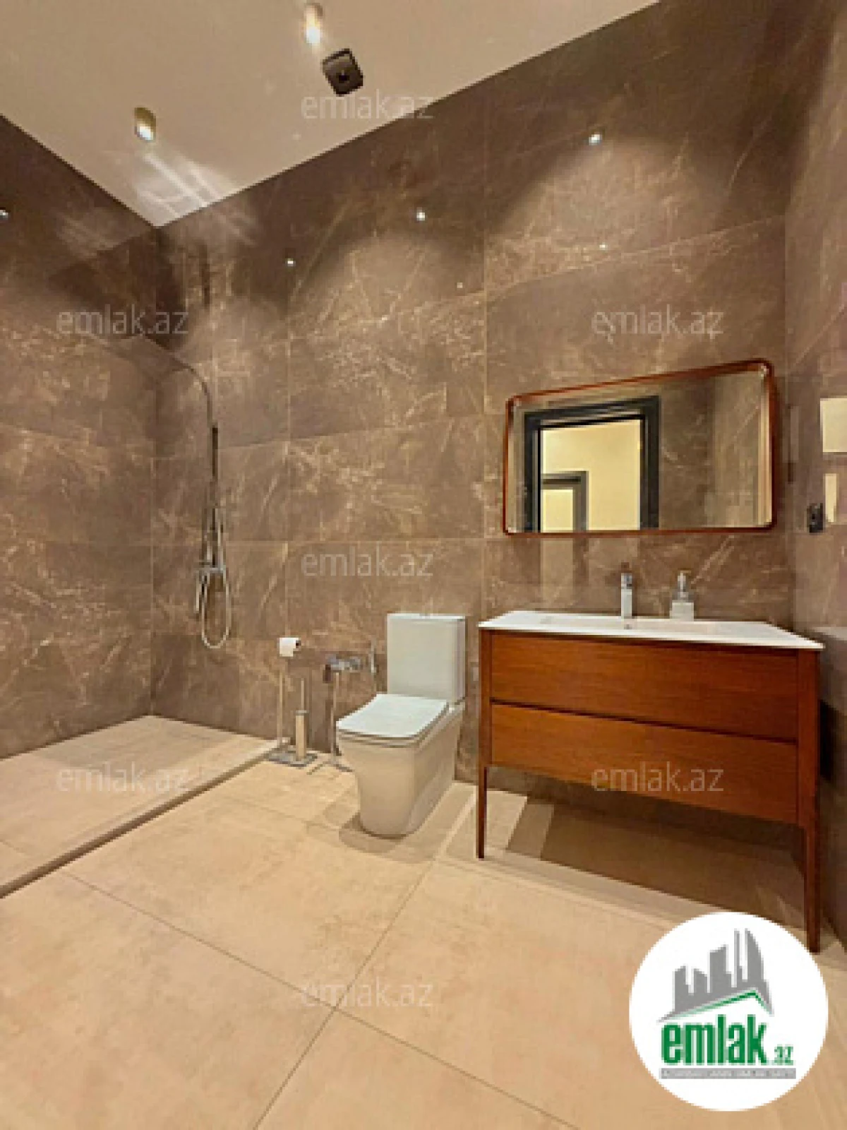 Satılır 5 otaqlı mənzil 300 m²