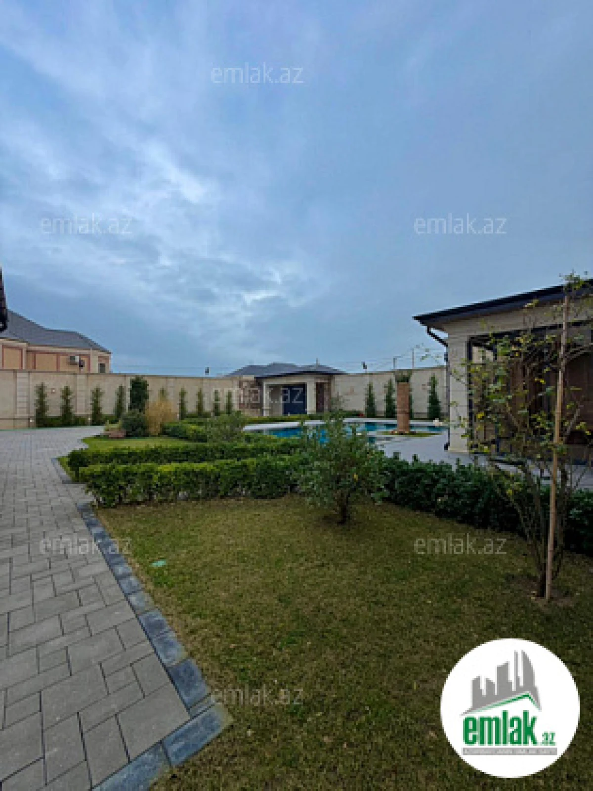 Satılır 5 otaqlı mənzil 300 m²