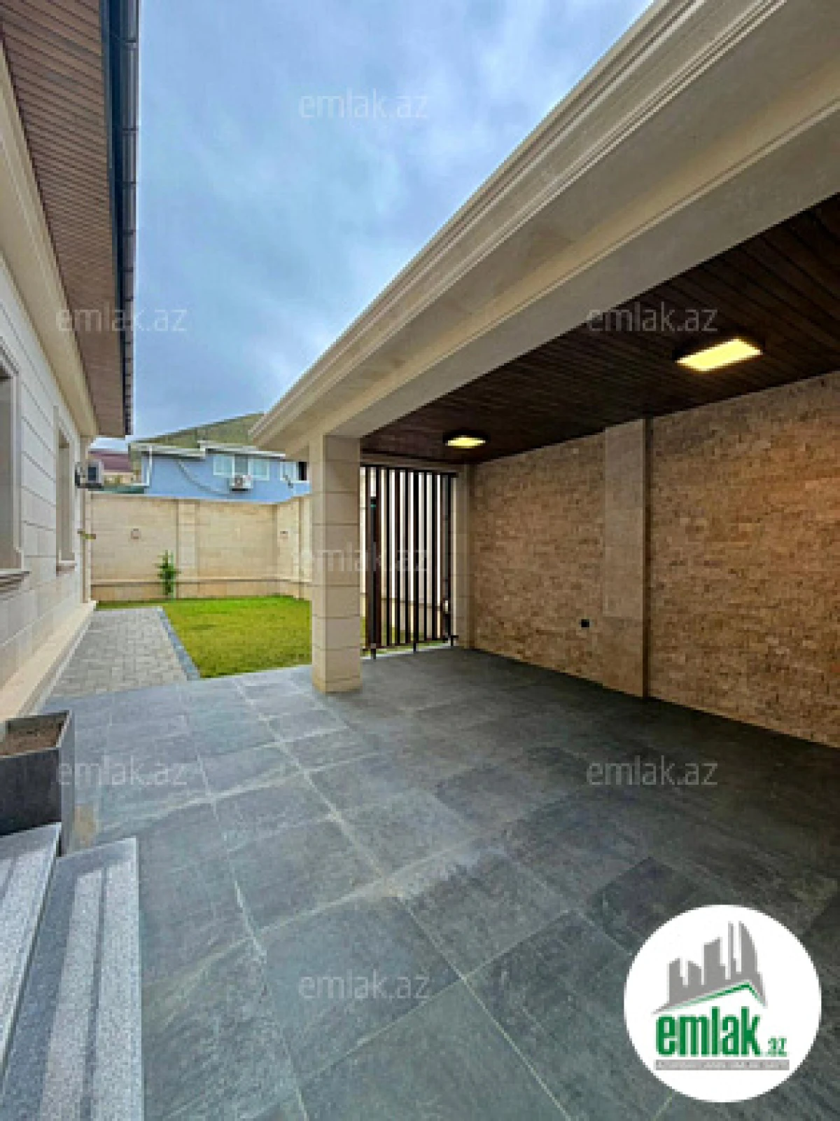 Satılır 5 otaqlı mənzil 300 m²