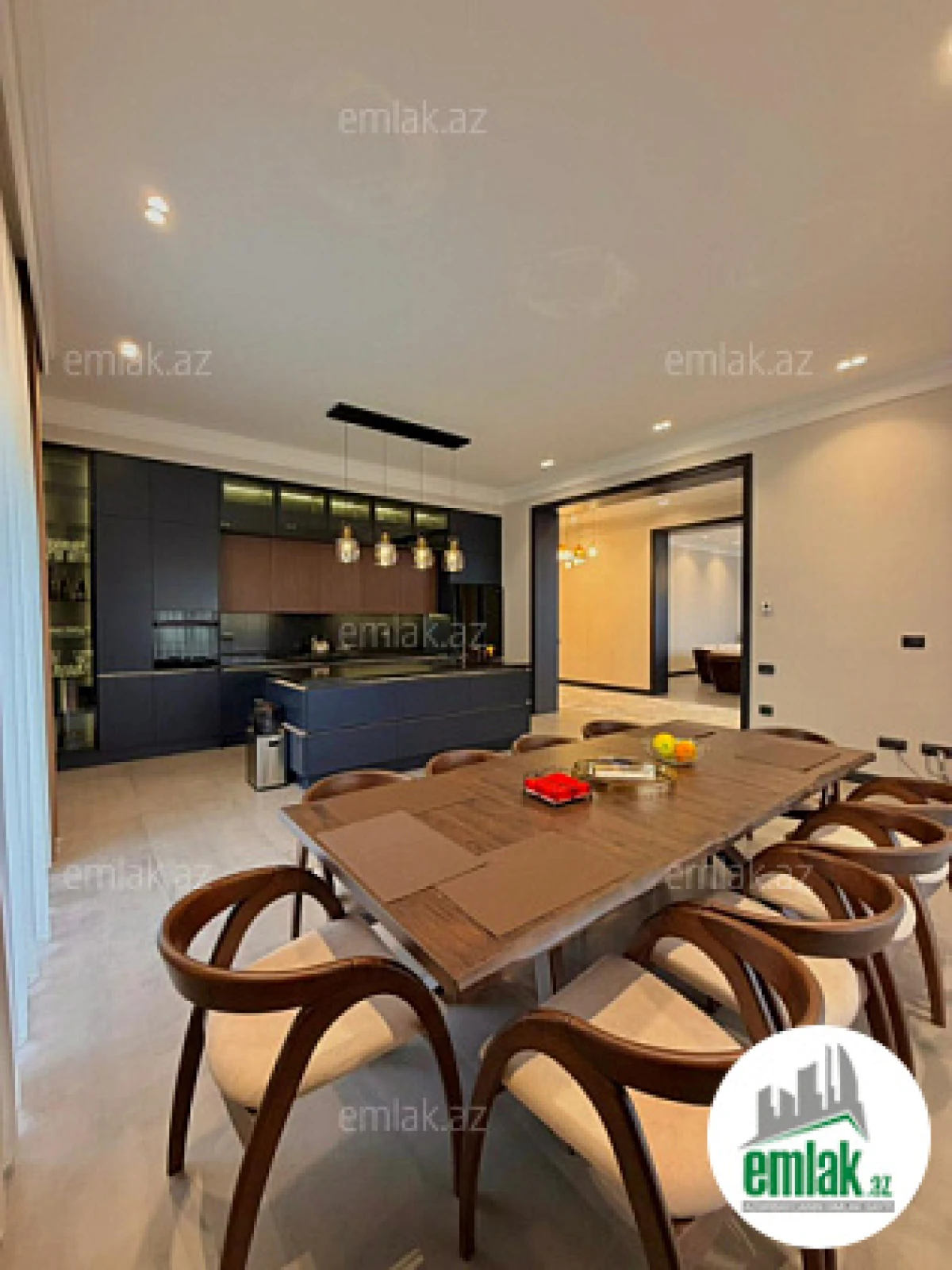 Satılır 5 otaqlı mənzil 300 m²