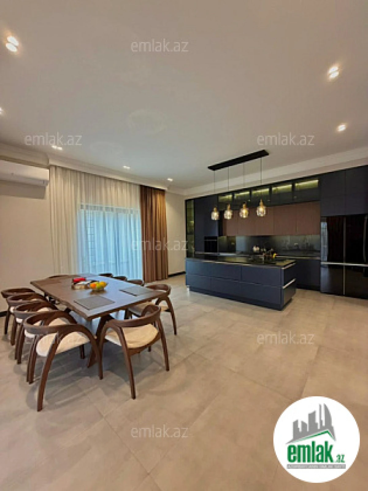 Satılır 5 otaqlı mənzil 300 m²