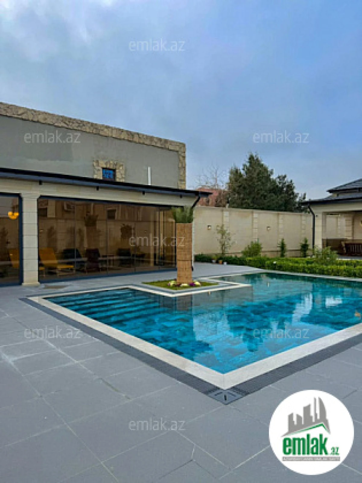 Satılır 5 otaqlı mənzil 300 m²