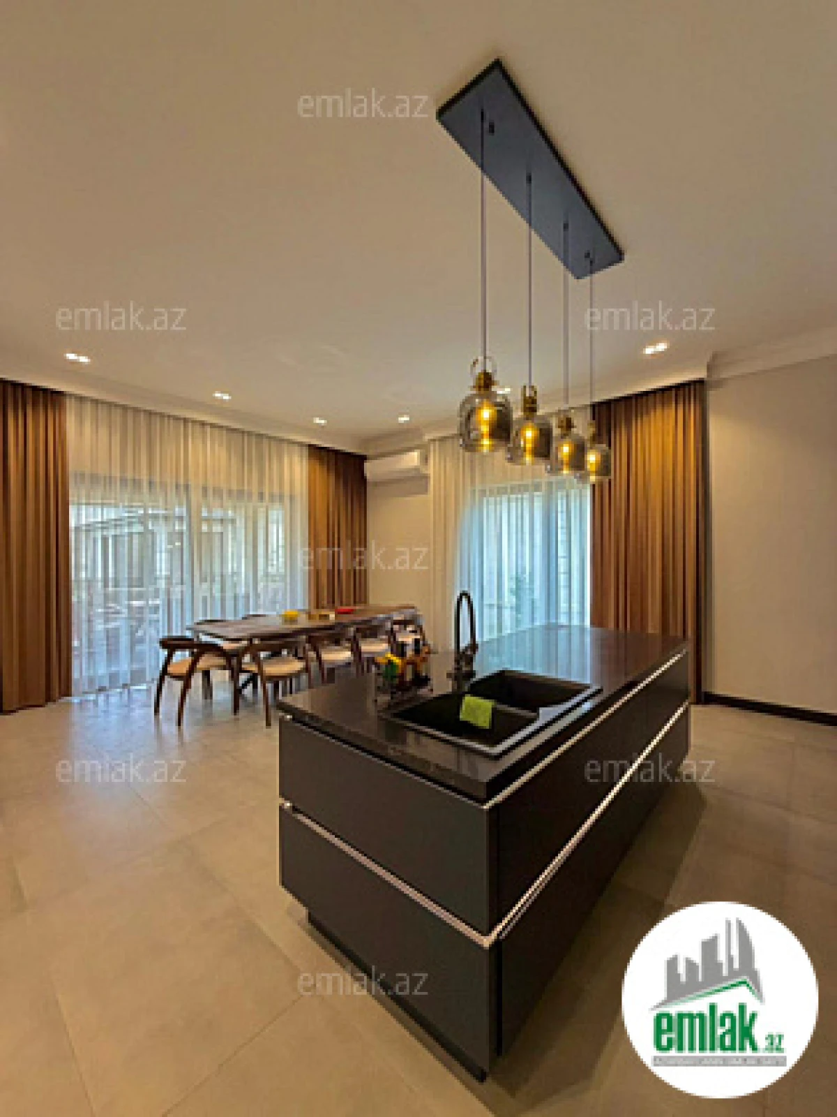 Satılır 5 otaqlı mənzil 300 m²