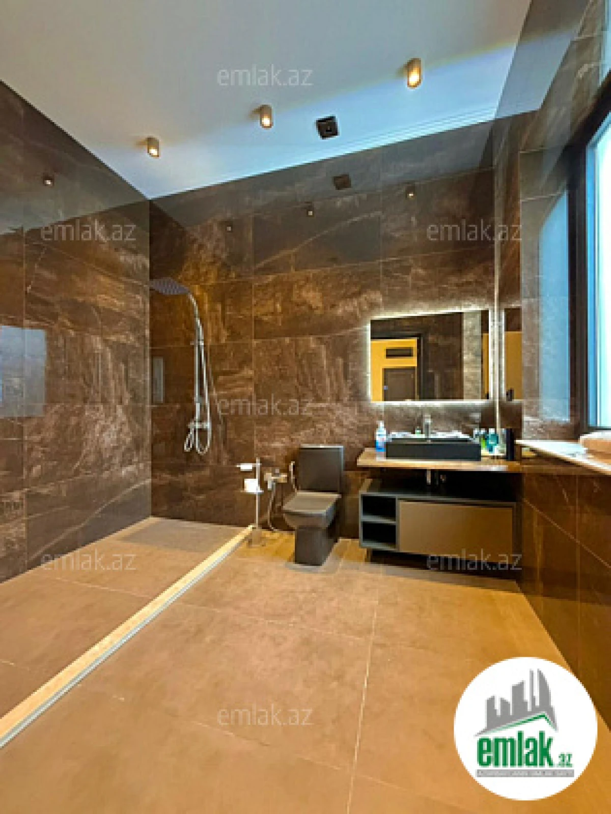 Satılır 5 otaqlı mənzil 300 m²