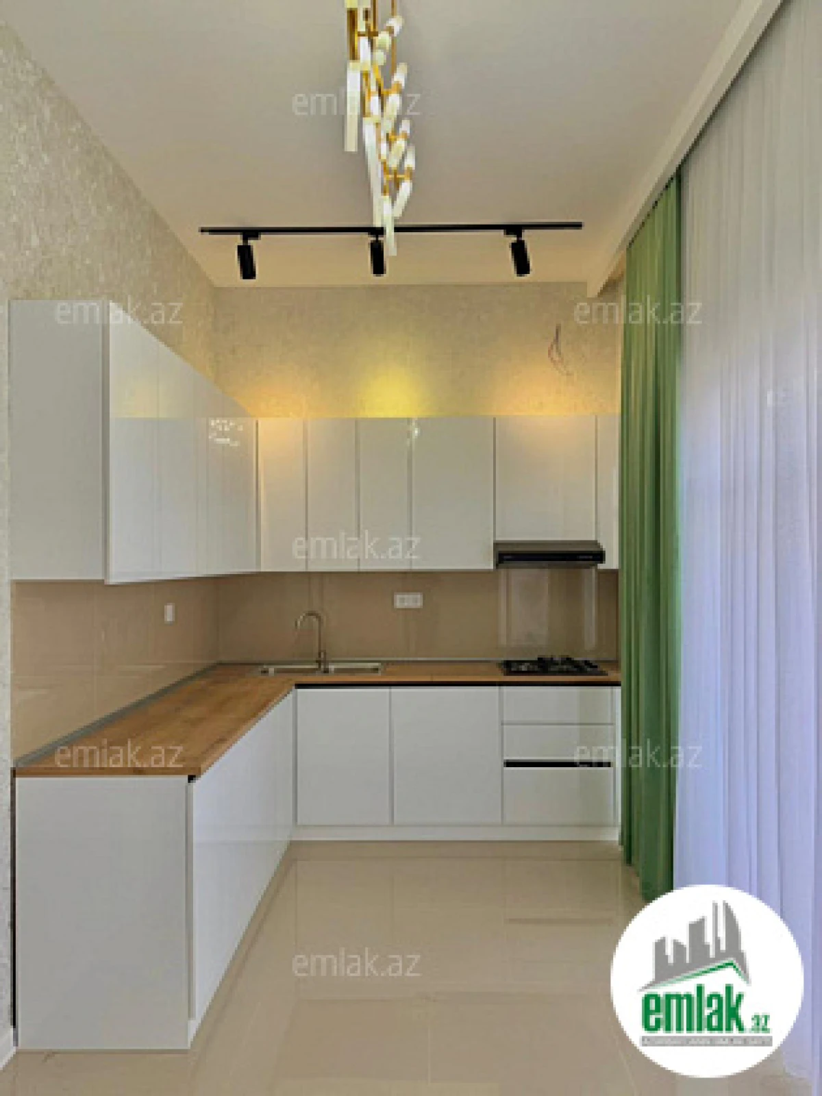 Satılır 4 otaqlı mənzil 140 m²