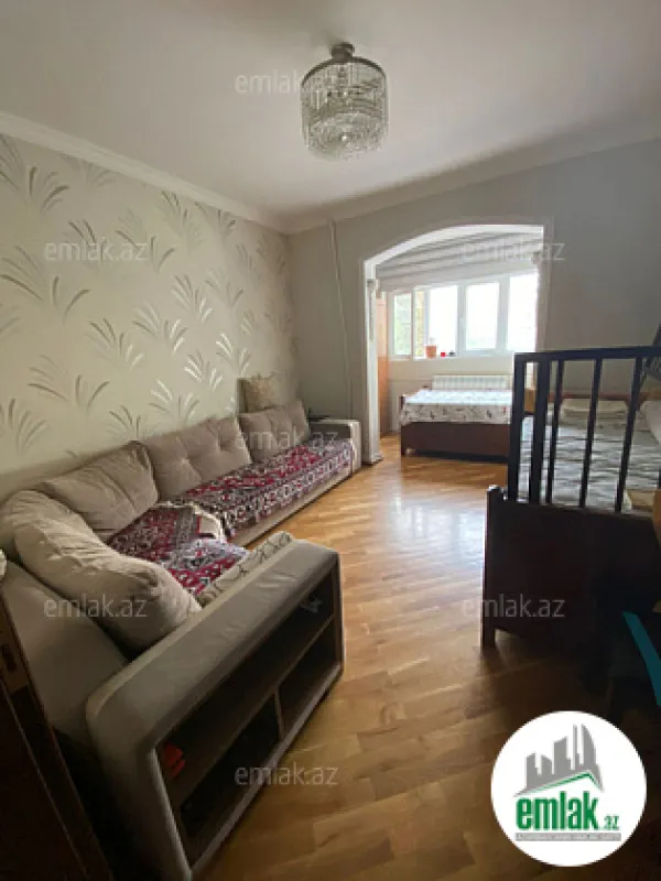 Satılır 4 otaqlı köhnə tikili 100 m²