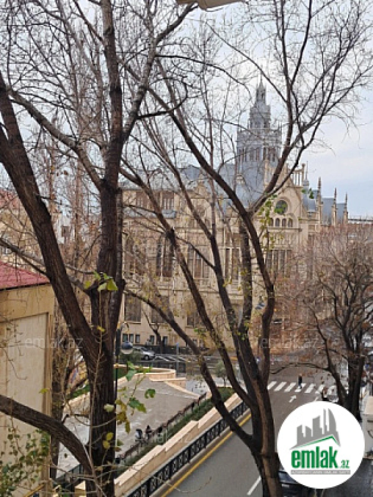 Satılır 2 otaqlı köhnə tikili 75 m²