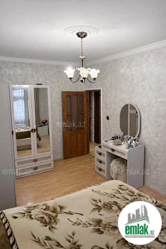 Satılır 4 otaqlı köhnə tikili 110 m²