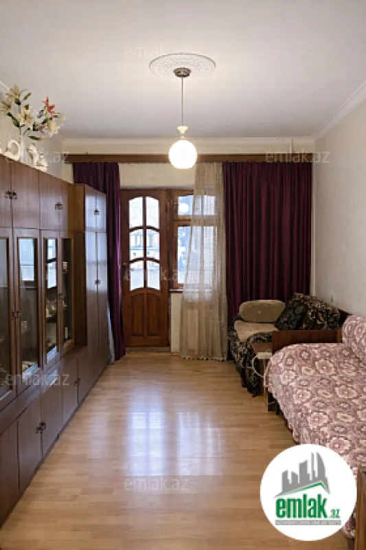 Satılır 4 otaqlı köhnə tikili 110 m²