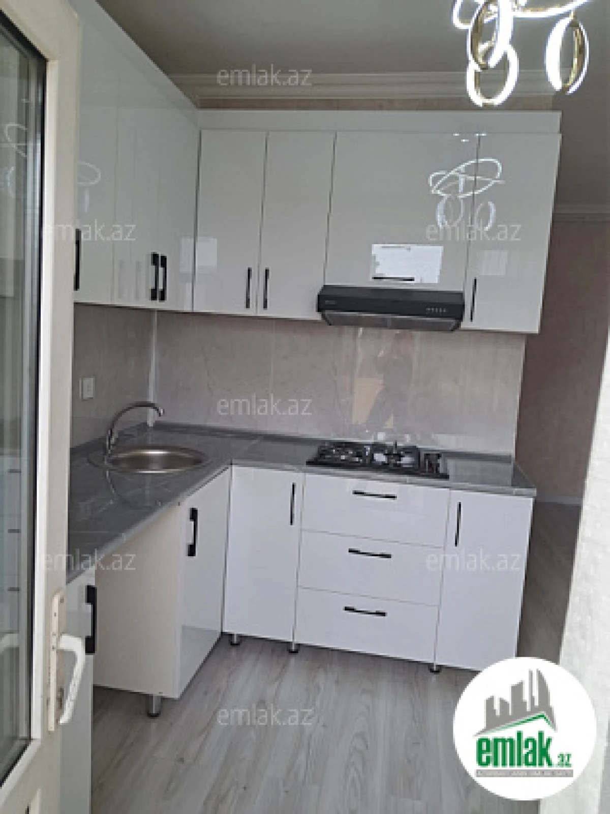 Satılır 3 otaqlı köhnə tikili 90 m²