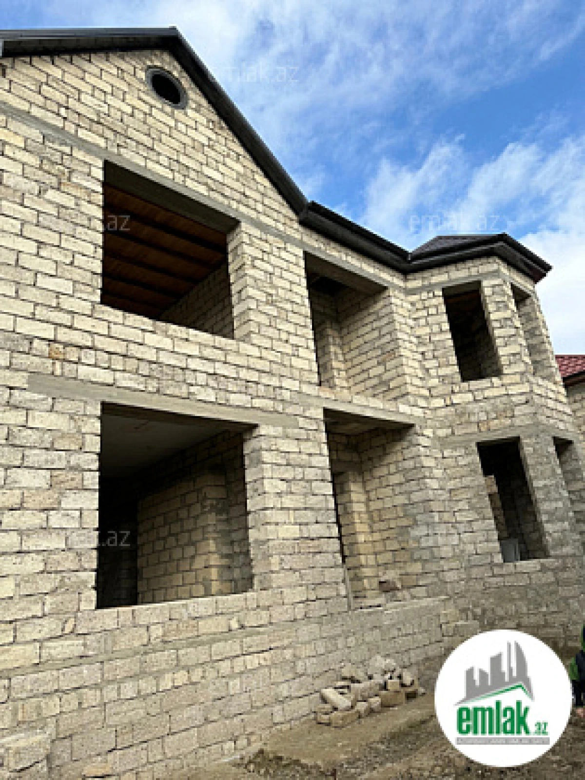 Satılır 6 otaqlı həyət evi 390 m²