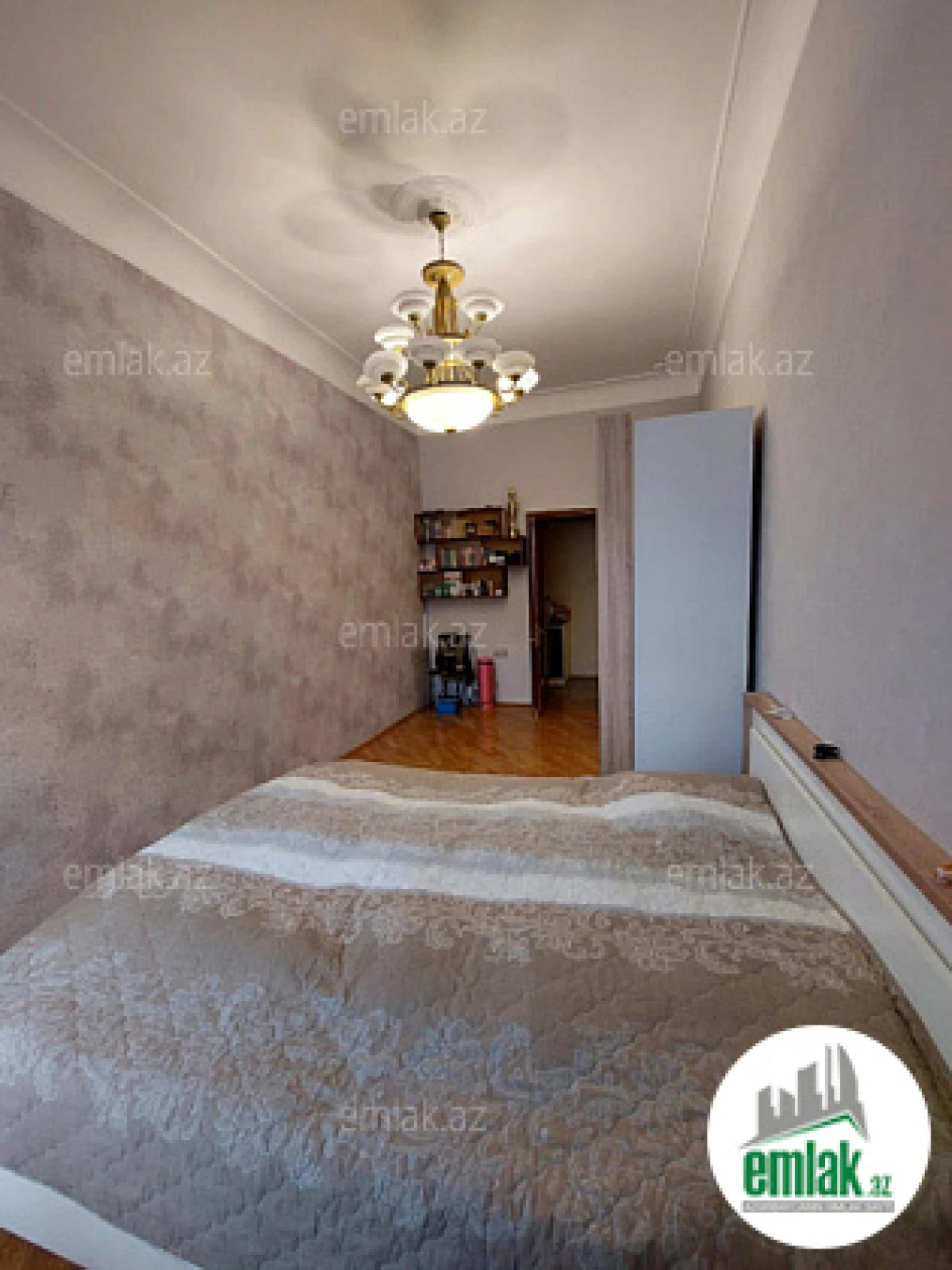 Satılır 4 otaqlı köhnə tikili 180 m²