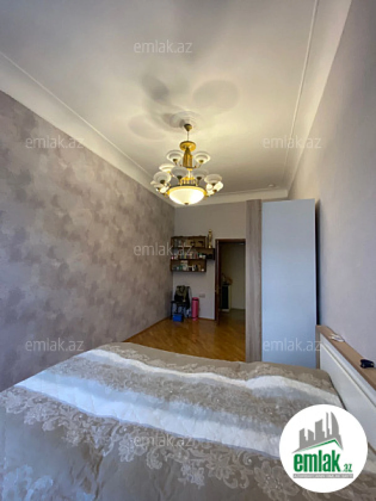 Satılır 4 otaqlı köhnə tikili 180 m²