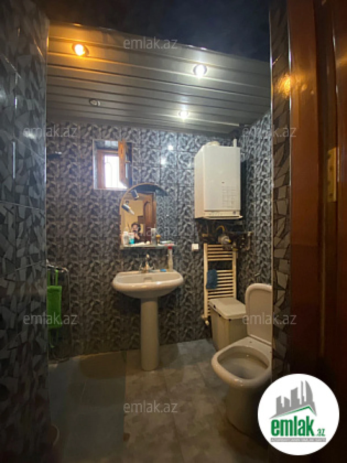 Satılır 4 otaqlı köhnə tikili 180 m²