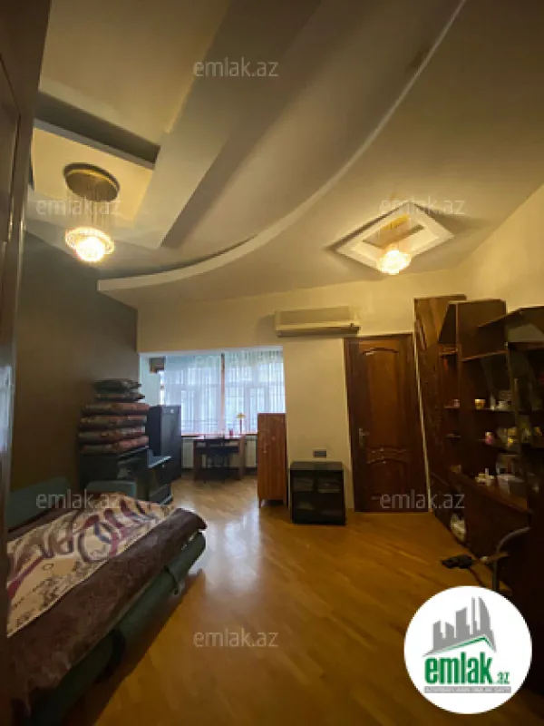 Satılır 4 otaqlı köhnə tikili 180 m²