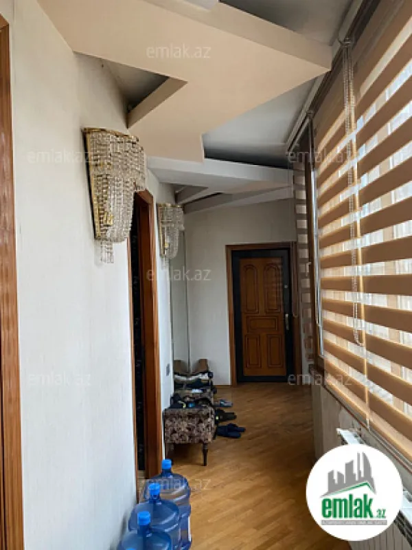 Satılır 4 otaqlı köhnə tikili 180 m²