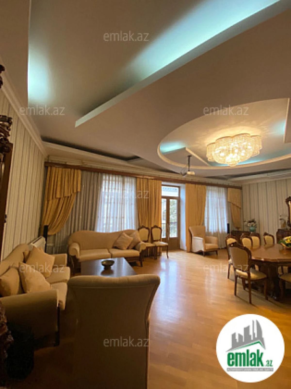 Satılır 4 otaqlı köhnə tikili 180 m²