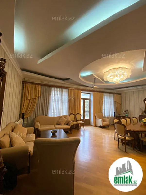 Satılır 4 otaqlı köhnə tikili 180 m²