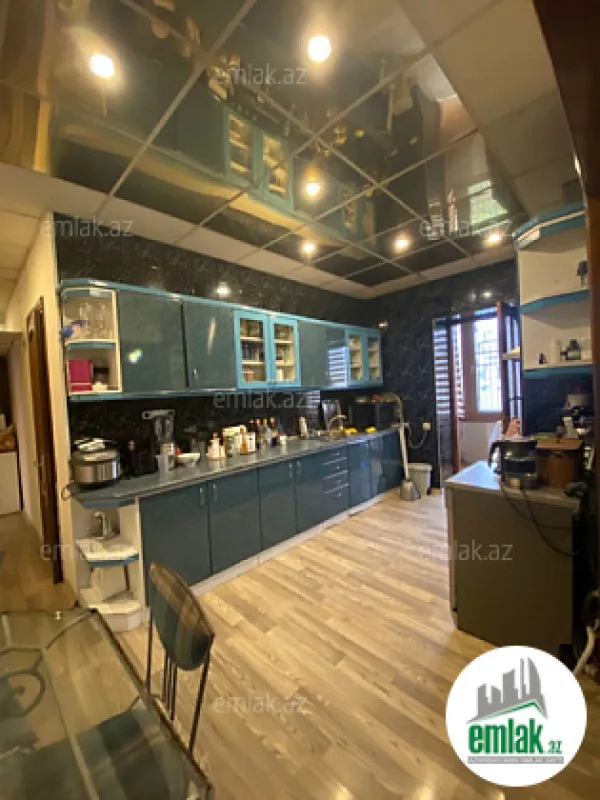 Satılır 4 otaqlı köhnə tikili 180 m²