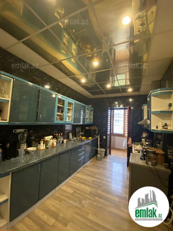 Satılır 4 otaqlı köhnə tikili 180 m²