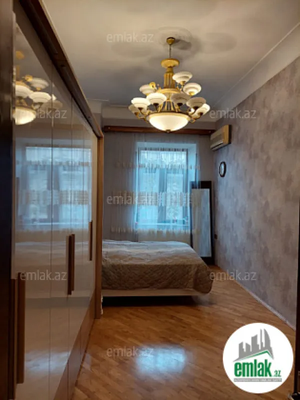 Satılır 4 otaqlı köhnə tikili 180 m²