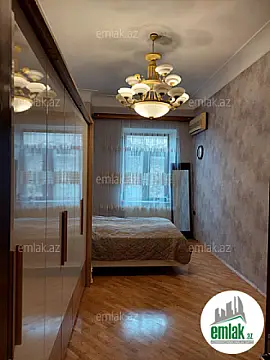 Satılır 4 otaqlı köhnə tikili 180 m²