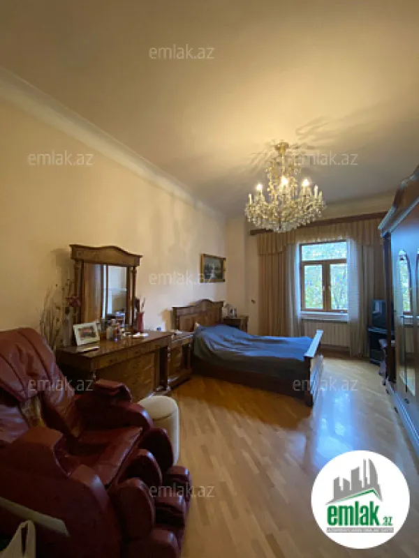 Satılır 4 otaqlı köhnə tikili 180 m²