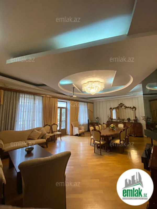 Satılır 4 otaqlı köhnə tikili 180 m²