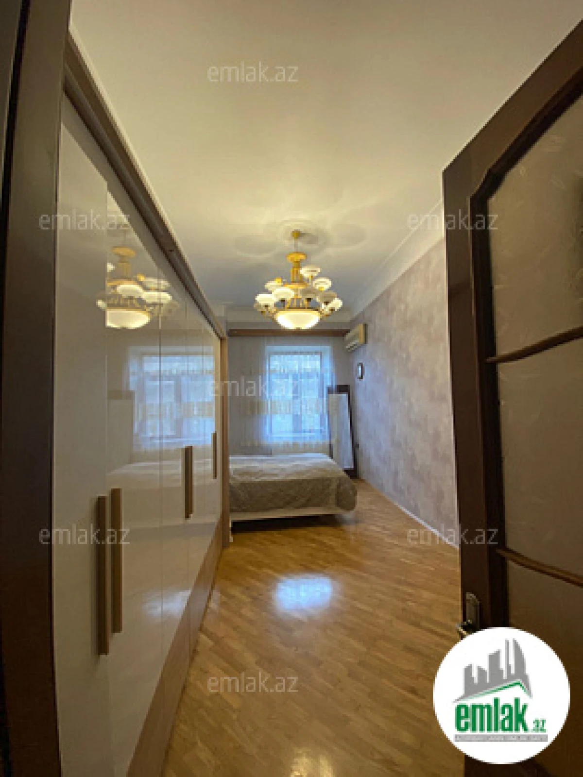 Satılır 4 otaqlı köhnə tikili 180 m²