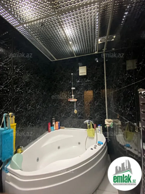 Satılır 4 otaqlı köhnə tikili 180 m²