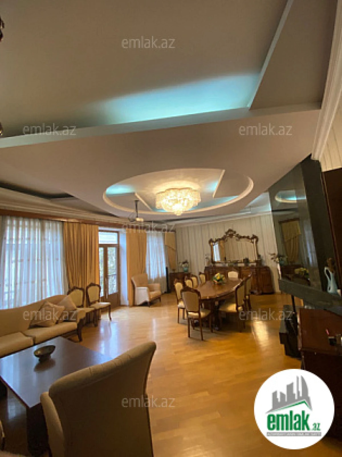Satılır 4 otaqlı köhnə tikili 180 m²