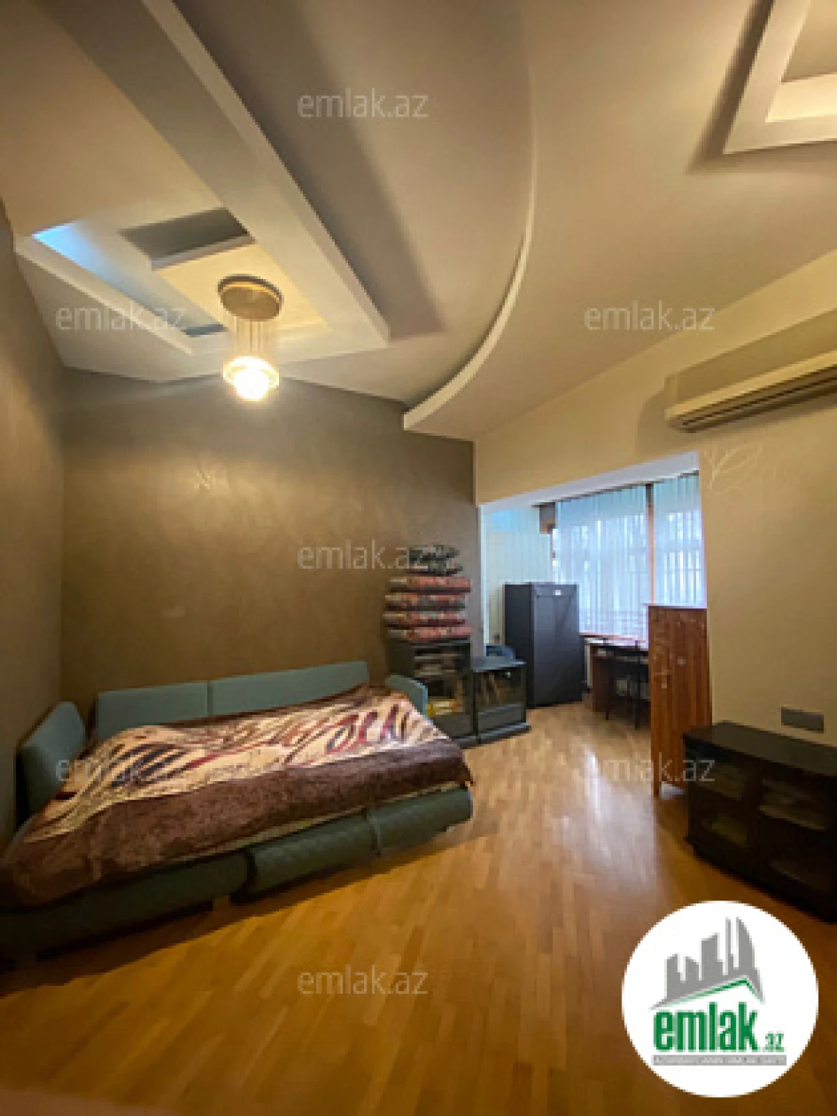 Satılır 4 otaqlı köhnə tikili 180 m²