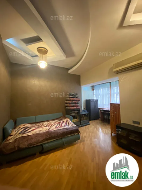 Satılır 4 otaqlı köhnə tikili 180 m²