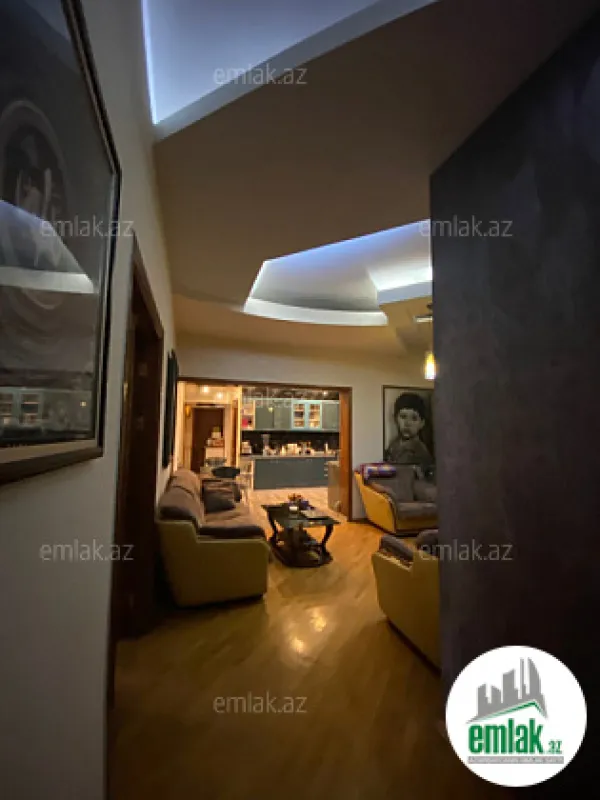 Satılır 4 otaqlı köhnə tikili 180 m²