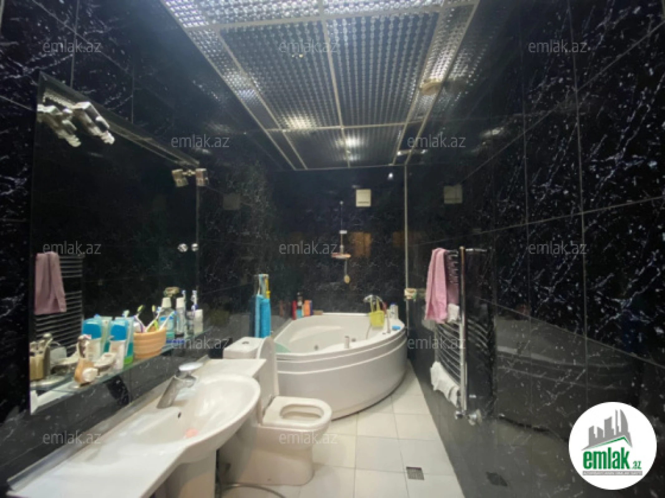 Satılır 4 otaqlı köhnə tikili 180 m²