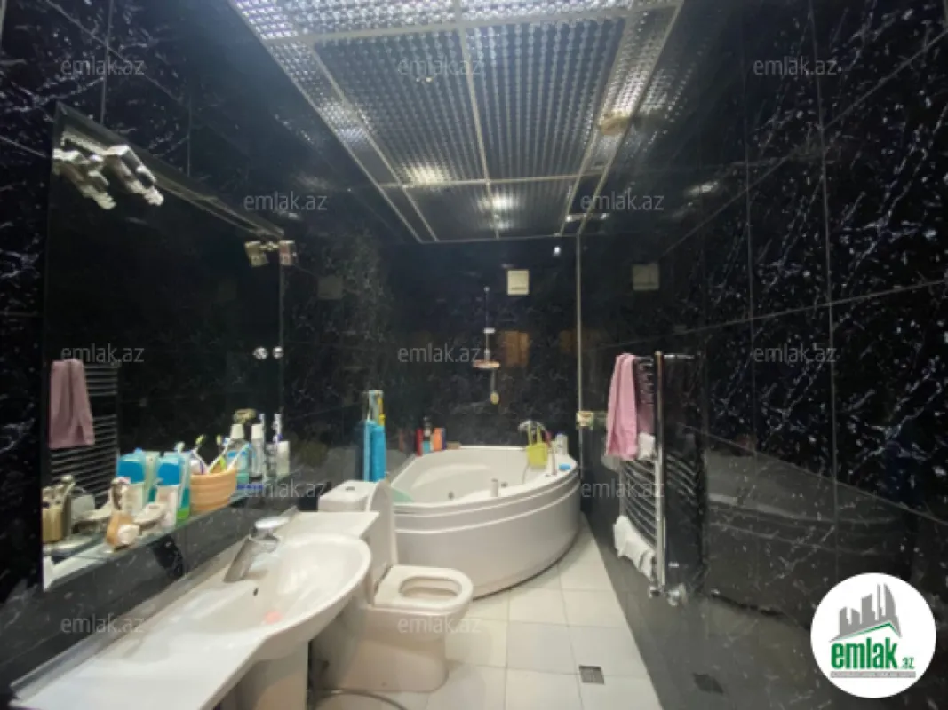 Satılır 4 otaqlı köhnə tikili 180 m²