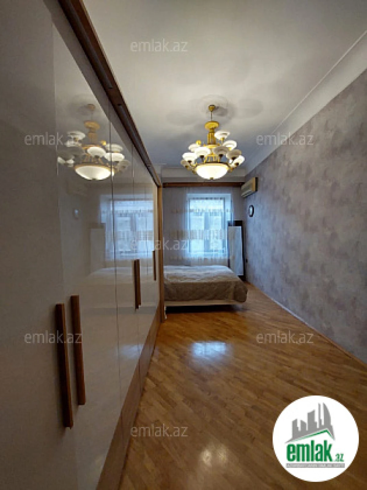 Satılır 4 otaqlı köhnə tikili 180 m²