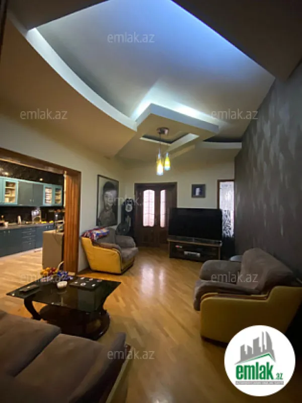 Satılır 4 otaqlı köhnə tikili 180 m²