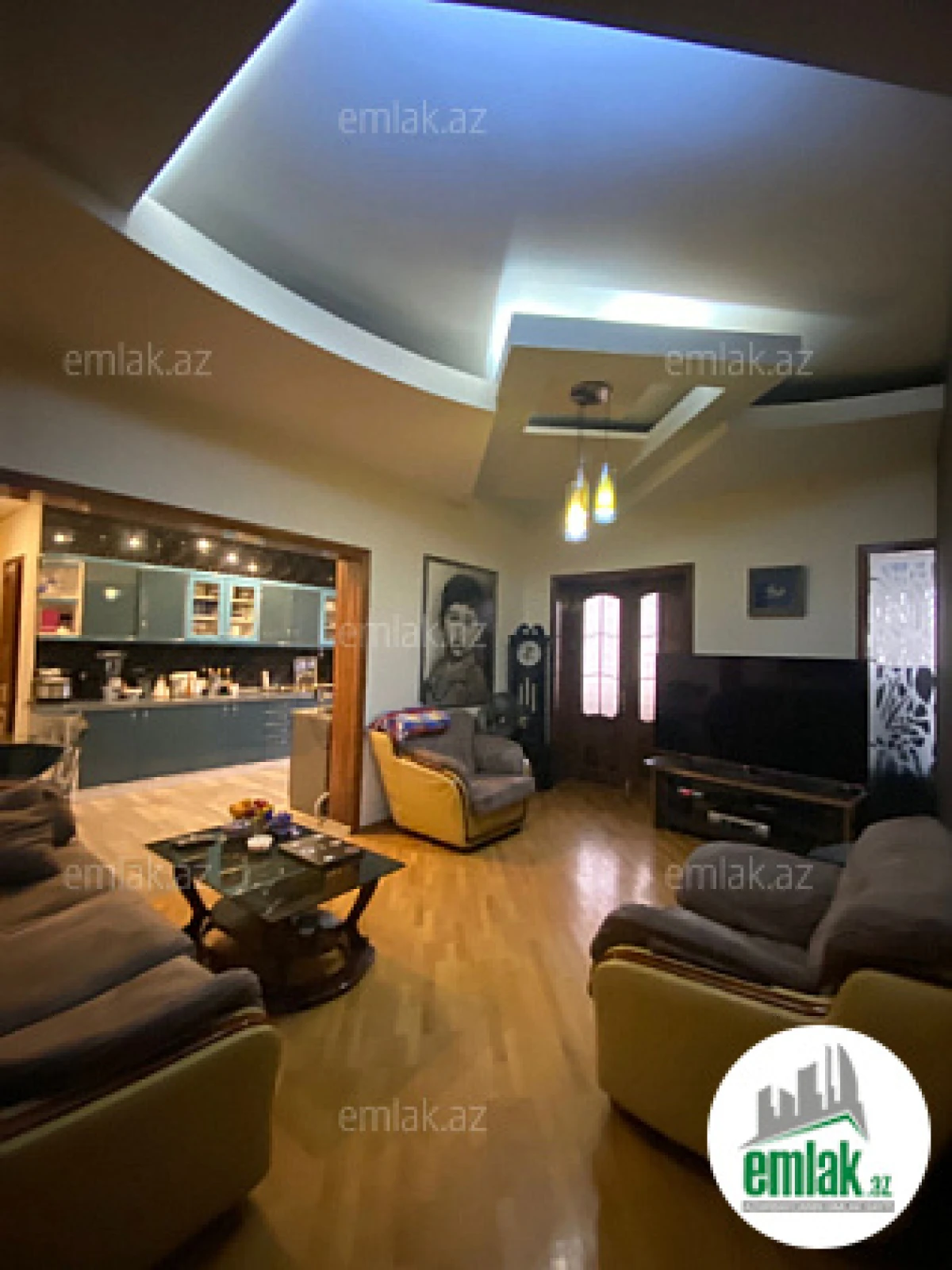 Satılır 4 otaqlı köhnə tikili 180 m²